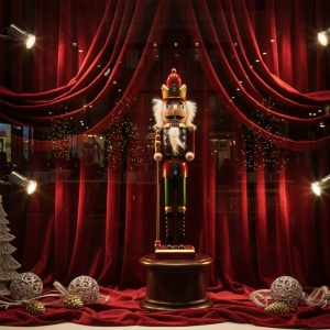 Decorațiune de Crăciun The Nutcracker autenic, figurină Spărgător de nuci, cu sceptru 100 % lemn FSC, 38 centimetri