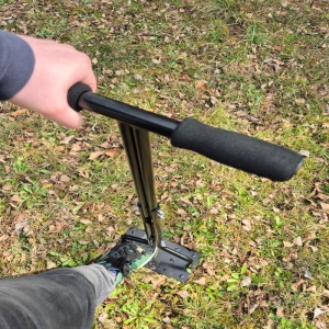 Aerator manual pentru gazon cu 15 tije, tijă 5.5 cm, lățime de lucru 25 cm, înălțime 1 metru, greutate 2.7 kg