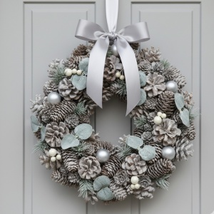 Coroniță de Crăciun Winter Elegance, diametru 34 centimetri, conuri de brad, frunze de eucalipt, perle decorative, aspect înghețat