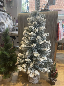 Brad de Crăciun artificial, decorat cu zăpadă, baza de lemn cu iută naturală, 90 cm înălțime, aspect natural 3