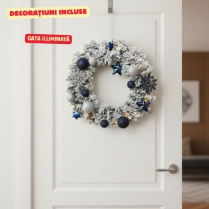 Coroniță de Crăciun iluminată cu LED-uri, brad imperial decorat cu zăpadă și globuri albastre. diametru 50 cm, pentru interior