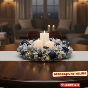 Coroniță de Crăciun iluminată cu LED-uri, brad imperial decorat cu zăpadă și globuri albastre. diametru 50 cm, pentru interior