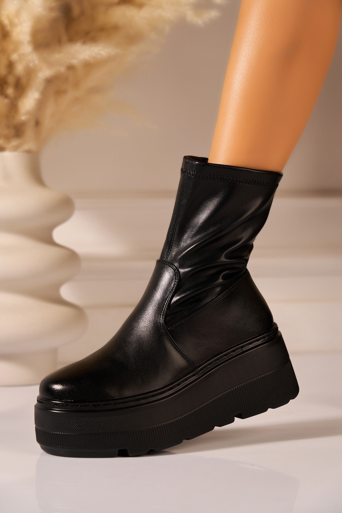 Ghete dama cu platforma Negre din Piele Ecologica Lailey