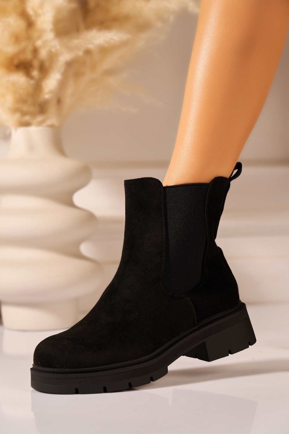 Ghete Dama Imblanite Negre din Piele Ecologica Intoarsa Manki