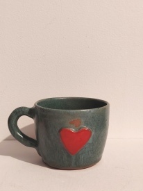 Cană verde cu inimioară handmade