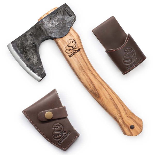 Secure compacta forjata manual AX6 BeaveCraft, lama otel carbon 90 mm, maner din lemn de frasin, teaca din piele de vaca