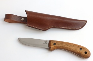 Cutit full tang BSH2 BeaverCraft, lama otel carbon 10 cm, maner din lemn de nuc, teaca din piele de vaca - Img 3
