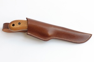 Cutit full tang BSH2 BeaverCraft, lama otel carbon 10 cm, maner din lemn de nuc, teaca din piele de vaca - Img 4