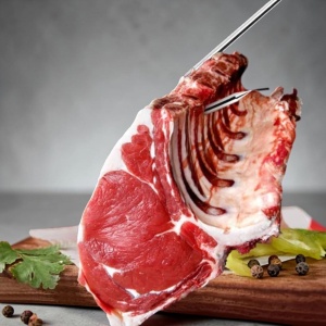 Carlig inox pentru carne cu maner din lemn