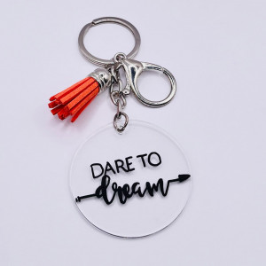 Breloc acrilic pictat manual Dare to Dream