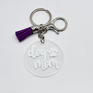 Breloc acrilic pictat manual Dog Mom alb
