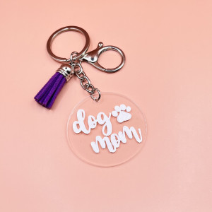 Breloc acrilic pictat manual Dog Mom alb