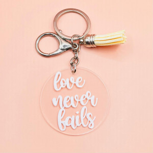 Breloc Love Never Fails minimalist