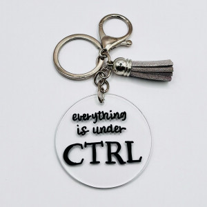 Breloc acrilic pictat manual Everything Is Under CTRL