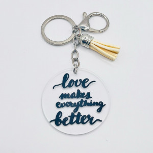 Breloc acrilic pictat manual Love Makes Everything Better