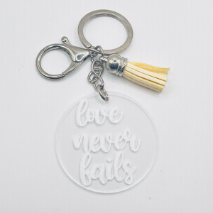 Breloc acrilic pictat manual Love Never Fails