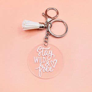Breloc acrilic pictat manual Stay Wild alb