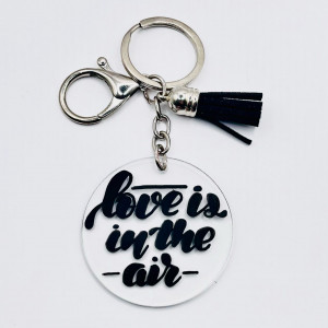 Breloc acrilic pictat manual Love Is in the Air