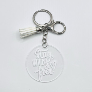 Breloc acrilic pictat manual Stay Wild alb