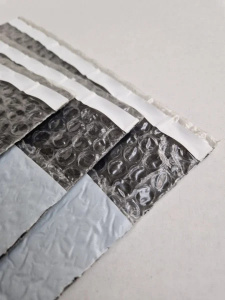 50 buc Pungi plic ANTISOC-Negru cu bule PLASTIC - 320 x 400 + 50 (A3) mm cu banda adeziva permanenta