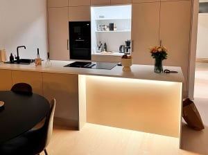 Kit de bandă LED pentru mobilier AGGE - profile negre - Kit complet, RGB+CCT / 500 cm