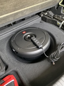 JBL BASSPRO HUB SUBWOOFER AMPLIFICAT DE 11″ (27.9CM), 200W RMS INSTALARE  LA ROATA DE REZERVA