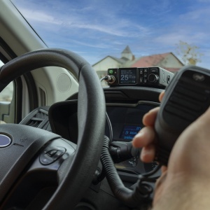 Pachet statie radio auto CB PNI Escort HP 8900 + Antena PNI S9 cu fluture lungime spic 120 cm cu cablu 4m + Suport PNI SPA100 pentru montaj antena pe portbagaj masini Break/Suv