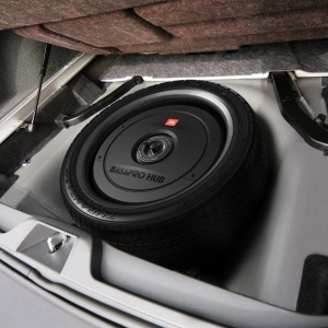 JBL BASSPRO HUB SUBWOOFER AMPLIFICAT DE 11″ (27.9CM), 200W RMS INSTALARE  LA ROATA DE REZERVA