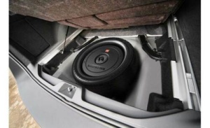 JBL BASSPRO HUB SUBWOOFER AMPLIFICAT DE 11″ (27.9CM), 200W RMS INSTALARE  LA ROATA DE REZERVA