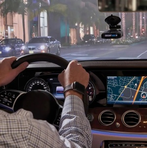 Detector de radar portabil Escort Max 3 International pentru radarele si pistoalele laser de ultima generatie, Conectivitate Bluetooth, Compatibilitate Apple CarPlay si Android Auto