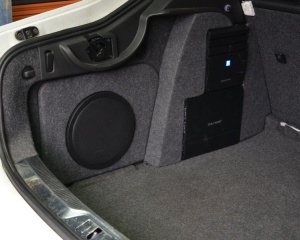 INCINTA INCHISA SUBWOOFER DEDICAT SKODA SUPERB 2 SEDAN, 250 MM, 15L