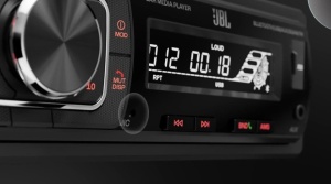Player auto 1 DIN JBL Celebrity 150 by Harman Kardon, 4 x 50W AM/FM Radio cu streaming Bluetooth A2DP si sistem hands-free pentru masina cu panou detasabil, USB, SD, AUX si 2 iesiri RCA, leduri rosii