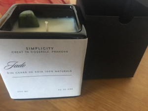 Lumanare parfumata - Jado (Trandafir, Ambra, Menta), cu insertie de Jad Nefrit natural slefuit - Img 1
