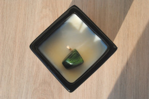 Lumanare parfumata - Jado (Trandafir, Ambra, Menta), cu insertie de Jad Nefrit natural slefuit - Img 2