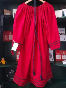 Rochie artizanală roșie