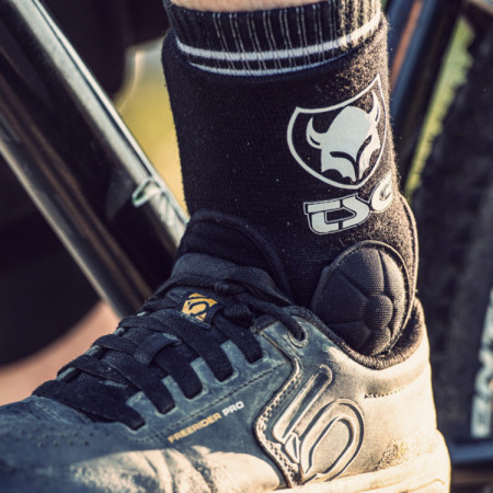 Glezniere TSG Single Ankle-Guard Cam - Black L/XL