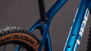 BICICLETA CUBE REACTION C:62 SLX ELECTRICBLUE WHITE 2026 M - Img 3