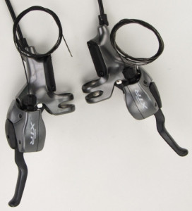 MANETE SCHIMBATOR/FRANA SHIMANO XTR ST-M966 9X3 VIT. CABLU DE SCHIMBATOR 2050/1800MM CAMASA SP41 ETANSA NEAGRA SM-BH96 1300/1700MM ULEI 50CC X 2 AMBALAT IND.