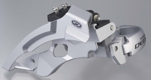 SCHIMBATOR FATA SHIMANO DEORE FD-M590 TRIPLU PT. 9 VIT. PE SPATE TOP SWING TRAGERE DUBLA COLIER 34.9MM (INCL. ADAPTOR 31.8MM & 28.6MM) PT. 44/48T UNGHI CS 63-66 ARGINTIU AMBALAT IND.