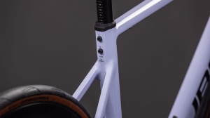 BICICLETA CUBE ATTAIN RACE CYCLAMEN BLACK 2026 58 cm - Img 3