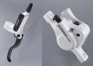 FRANA PE DISC SET ASAMBLAT SHIMANO MANETA BL-M486W(R) ETRIER BR-M486W(F) HIDRAULICA FARA ADAPT0R PLACUTE RESIN FURTUN SM-BH59 1000MM INCL. OLIVA & INSERTIE CONECTARE WHITE AMBALAT IND.