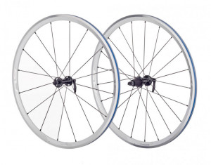 ROATA SHIMANO WH-RS330 FATA & SPATE 16H/21H 10/11 VIT. JANTA CLINCHER ALBA CU BANDA STICKER STANDARD QR 168MM NEGRU AMBALAT IND.