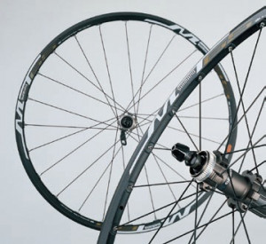 ROTI SHIMANO WH-MT65 FATA & SPATE PT. DISC CENTER LOCK OLD 100/135MM JANTA 26" CLINCHER (COMPATIBILA TUBELESS ) 24H AMBALAT IND.