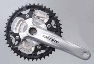 ANGRENAJ PEDALIER SHIMANO DEORE FC-M590-S 44X32X22T BRAT 170MM PT. 9 VIT. PE SPATE 2-PCS FC CU CG INCOMPATIBIL CHAINCASE CU BUTUC PEDALIER NEGRU AMBALAT IND.