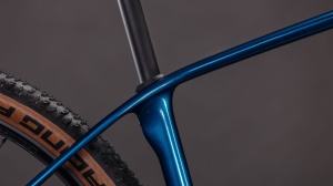 BICICLETA CUBE REACTION C:62 SLX ELECTRICBLUE WHITE 2026 M - Img 4