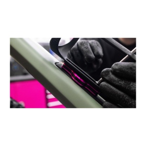Suport Apple AirTag pentru cadru Muc-Off Secure Tag Holder V2 Roz - Img 3
