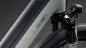 BICICLETA ELECTRICA CUBE SUPREME HYBRID DELUXE ONE 600 EASY ENTRY ASHGREEN CHROME 2026 42 cm - Img 3