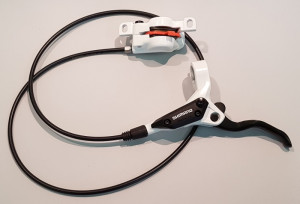 FRANA PE DISC SET ASAMBLAT SHIMANO BL-M396W(S) BR-M395W(F) FARA ADAPTOR PLACUTE RESIN FURTUN SM-BH59 1000MM NEGRU INCL. OLIVA SI INSERTIE CONECTARE ALB AMBALAT IND.