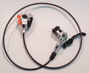 FRANA PE DISC SET ASAMBLAT SHIMANO DEORE XT MANETA BL-M785-B-S (S) ETRIER BR-M785S(F) POST MOUNT PLACUTE METAL CU ARIPIOARE DE RACIRE FURTUN SMBH90SB 1000MM NEGRU INCL. OLIVA SI INSERTIE CONECTARE ARGINTIU AMBALAT IND.