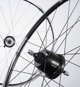 ROATA SHIMANO WH-S501-8D SPATE CU INTER 8 OLD 135MM PT. ROTOR CENTER LOCK NU PT. CLESTI DE FRANA JANTA 622X17C (700C) CLINCHER NEAGRA CU BANDA AMBALAT IND.